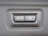 電動リアゲート装備です。バンパー下でのキックスイッチも装備されております。