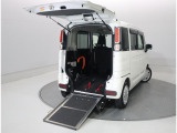 車いすの乗せ降ろしをカンタン操作でサポートする、電動ウインチとワイヤレスリモコンが標準装備です。