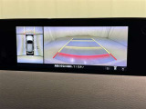 パノラミックビューモニターを装備。駐車場や交差点でクルマを真上から見るように周囲を確認できます。機能の詳細は販売店スタッフまでおたずねください。