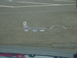 カラーヘッドアップディスプレイ付き。少ない視線移動で情報を確認できるので、運転の疲労軽減に繋がりますよ♪