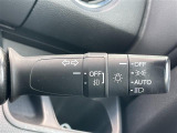【オートライト(AUTO)】外の明るさをシステムが感知して、自動でヘッドライトが点灯します。ヘッドライトをつけ忘れを防ぐ便利機能です。