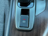 電動パーキングブレーキは、従来の足踏み式に比べ、しっかりと車をホールドしてくれるので安心です。女性の方には特に安心いただける装備です