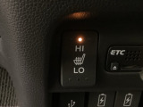 前席の左右別々のシートヒータースイッチが付いています。HiとLoの2段階で温度設定ができます。