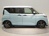 【左サイド】狭い駐車場でも乗り降りがスムーズに行えるスライドドアを採用。どなたでも扱いやすいコンパクトなサイズ感です。