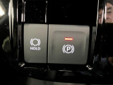 【電動パーキングブレーキ+オートブレーキホールド機能】 指先だけで簡単に操作が可能なパーキングブレーキ、スイッチを押すとブレーキペダルから足を離してもブレーキを保持できるオートブレーキホールド搭載。