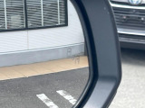 【ブラインドスポットモニター】走行中、ドアミラーの死角になりやすい箇所に後続車が接近するとサイドミラーのレンズに警告を表示!ドライバーに注意喚起をしてくれます。