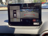 車体がシースルー(透過)して周囲の見通しを高めた設計の『360&deg;シースルービューモニター』を搭載。大きな車体でも、上空から見下ろす正確な視点で、狭い道や駐車をサポートします。