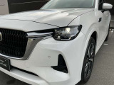 従来のマツダ車と異なり、機能を上下方向=縦に積むことで、これまでにない豊かな表情をみせ、SUVらしい力強さを表現しています。