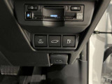 ボタンひとつでトランクの開閉ができ、両手がふさがっている時でもラクに使えます。荷物の出し入れがスムーズで便利です。