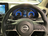 手元でナビの音量調整等が出来るのでナビの操作によるわき見運転を防止することが出来ます。