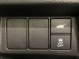 ハンドルの右側にHondaセンシング用のVSA解除スイッチとパワーテールゲートスイッチがついています。パワーテールゲートスイッチは車内からでもテールゲートの開け閉めを電動でできます。