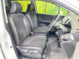 運転席まわりには十分なスペースがあり、大柄な方でもゆったり運転していただける環境です。
