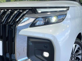 【LEDヘッドライト】悪天候や夜間走行時も良好な視界を確保し安心して運転できる高輝度LEDヘッドライトを装備!点灯速度が早く、消費電力も抑えられています。