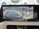 アラウンドビューモニターも装備しております。ご覧のように車体を真上か見たような映像なので、車庫入れの苦手なお客様ももうご心配いりません。