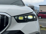 LEDヘッドライト。先進のLEDテクノロジーを採用。照射される白色光の周波特性は太陽に近く、バイキセノンヘッドライトを上回るコントラストでさらに明るく輝きます。悪天候の日でも優れた視認性を発揮します。
