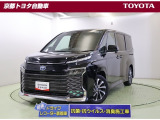 スクエア型の大きく開いたグリルが独創的なフロントマスク。リヤガラスが大きく迫力あるリヤスタイルの【ヴォクシーHV】。 先鋭的で独創的な外観と広い室内空間が人気の車です。この車は、車検整備付きです。