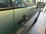 【スマートキー】お車に近づくだけでドアロック/ロック解除が可能です。