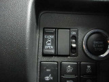 運転席からインパネ部のスイッチを押すだけで、左側スライドドアが自動で開閉します。