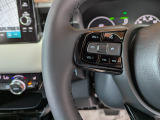 【ステアリングリモコン】ステアリングにオーディオ調節可能なスイッチが装備されていますので運転中でも視線をそらさずにオーディオの調節が可能です!