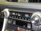左右独立温度コントロールフルオートエアコンです。運転席、助手席それぞれで独立して温度設定ができます。冷え性の方が乗っても安心ですね♪