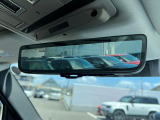 【クリアサイトインテリアリアビューミラー】は車体に装備したカメラによって、後方の映像がミラーに映し出されます。ミラーユニット下部のスイッチで簡単にモード切替も可能です。