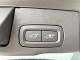 【パワーバックドア】スマートキーや運転席のボタンを押すだけでリアゲートが自動で開閉します!荷物を持っている時や、高い位置にあるバックドアを閉める際に便利な機能です。