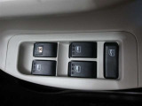 パワーウィンドウスイッチで運転席から全席の窓の開閉ができます。