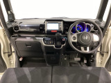 車内は光触媒抗菌消臭施工済です。インパネ周りはスタイリッシュなデザインです。グローブボックスやカップホルダーのほかにトレーなどたくさんの収納スペースが付いています。