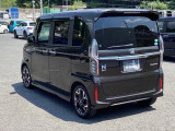 リアはプライバシーガラス付です。見た目もかっこいいですよね。また、太陽光を防ぐので冷房の効きを良くする効果もあるんです。エアコンを控えめにすれば燃費向上も見込めますよ。