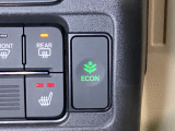 ECON モードをON にするとアクセルペダルの動きに対するエンジンの反応とエアコンの制御を切り換えることで、燃費のいい運転をするドライバーがペダルを踏んだ時と同じようにエンジンを制御します。