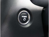 スマートキーを携帯していればキーを取り出さずにドアを施錠&解錠。クルマの始動も可能です。