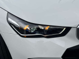 LEDヘッドライト。先進のLEDテクノロジーを採用。照射される白色光の周波特性は太陽に近く、バイキセノンヘッドライトを上回るコントラストでさらに明るく輝きます。悪天候の日でも優れた視認性を発揮します。