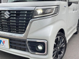 【LEDヘッドライト】悪天候や夜間走行時も良好な視界を確保し安心して運転できる高輝度LEDヘッドライトを装備!点灯速度が早く、消費電力も抑えられています。