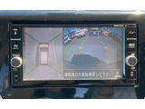 アラウンドビューモニターです。空のうえから見下ろすような視点でスムースに駐車。狭い場所での駐車でも、周囲の映像で確認できます。