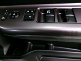 運転席で全ての窓を操作可能です。ドアミラーの角度調整もここで出来ます。