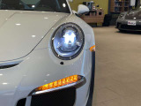 ポルシェ伝統の丸目をLEDテクノロジーで引き締めたライトユニット。飛び石等による極微細なスレは見られますが、割れ等はなくクリアな状態と高い発光性能を保っています。