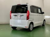 後席の窓には外から車内が見えにくくなるプライバシーガラスを採用。周りを気にせずリラックスして過ごせます