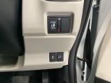 助手席側パワースライドドアです。リモコンや運転席のスイッチ操作で楽々自動開閉。