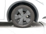 タイヤサイズは(195/60R17)でキャップ付きアルミホイールです。