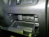 運転席から手の届く位置に ETC車載器付いております。高速道路の料金所もスムーズに通過できますよ♪