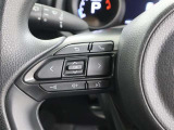 さまざまな操作が手元で行えるステアリングスイッチを備えています。