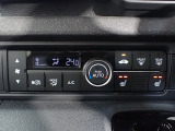 運転席からも手が届きやすく、操作しやすい空調コントロールパネル。オートエアコンなので操作の煩わしさが無くオールシーズン快適にドライブできます。快適空間で運転に集中できますね。
