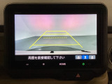 ギヤをR(バック)に入れるとディスプレイオーディオの画面に後ろの映像が映るリアカメラ付です。後退時、コンディションが悪い視界でもカラーバックモニターがドライバーをサポートします。