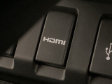アクセサリーソケットの横にはナビゲーション用の外部入力可能なHDMI端子やUSB端子がついており、周辺には物が置けるトレーがついています。