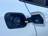 LEDヘッドライト。先進のLEDテクノロジーを採用。照射される白色光の周波特性は太陽に近く、バイキセノンヘッドライトを上回るコントラストでさらに明るく輝きます。悪天候の日でも優れた視認性を発揮します。
