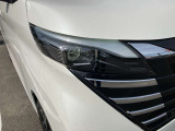 対向車がいてもハイビームを維持できるアダプティブLEDヘッドライト。先行車や対向車の有無に応じてハイビームの照射パターンを変化させ、常に視認性の高い状態が維持されます。
