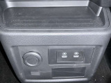 充電用USBポートも付いています。