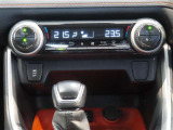 左右独立温度コントロールフルオートエアコンです。運転席、助手席それぞれで独立して温度設定ができます。冷え性の方が乗っても安心ですね♪