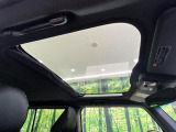 【ガラスルーフ】ガラスルーフ搭載で車内の解放感が一気にアップ!開放的なドライブをお楽しみいただけます。
