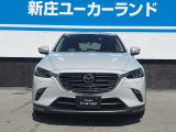 凛とした表情のフロントマスクが、自信に満ちた走りを感じさせます。The dignified front face inspires confident driving.